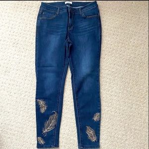 Kensie Embroidered Feather Jeans